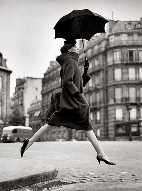 richard-avedon-carmen-veste-cardin-pelas-ruas-de-paris